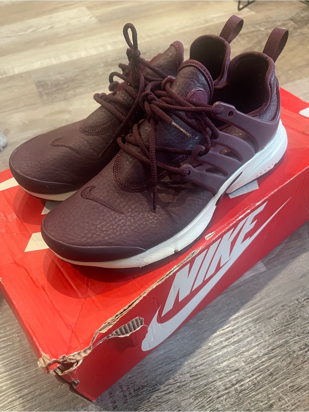 Nike Women’s Maroon Lace-Up Low-Top Sneakers